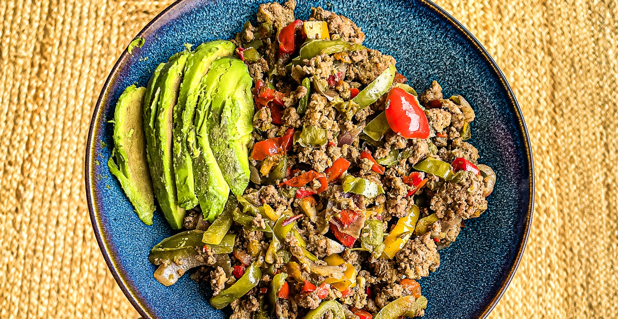 Bœuf maigre aux poivrons et avocat – Recette fitness sans glucides, idéale pour la sèche et la musculation.