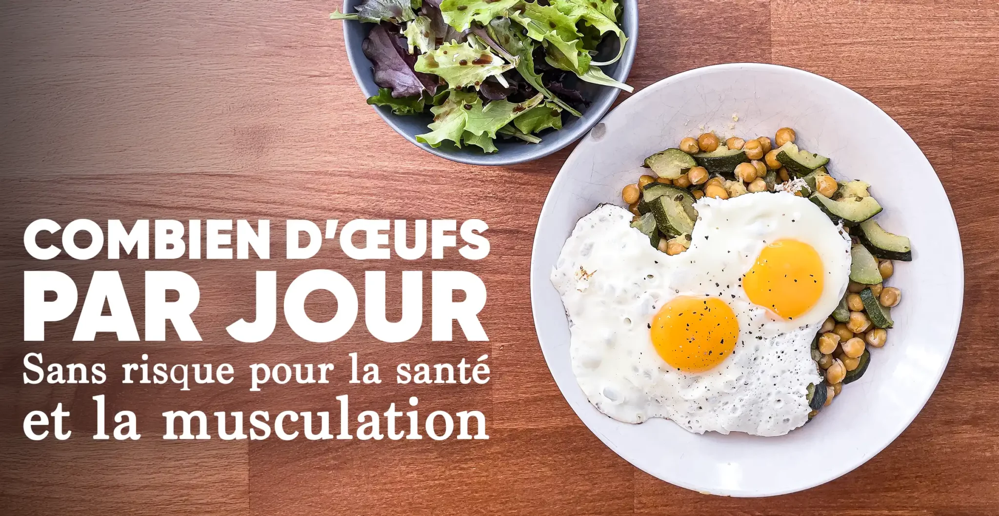 Deux œufs au plat sur pois chiches, courgettes et salade — combien d’œufs par jour sans risque pour la musculation