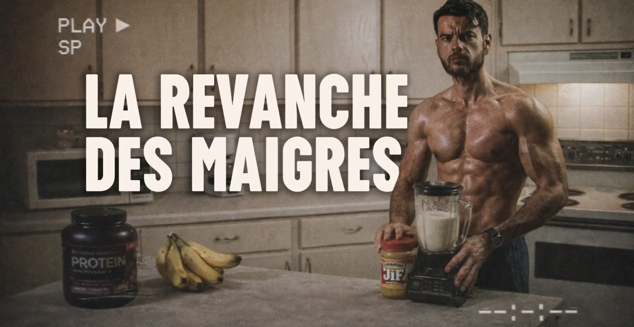 Homme musclé préparant un shaker protéiné avec bananes et beurre de cacahuète - guide pour prendre du muscle quand on est maigre