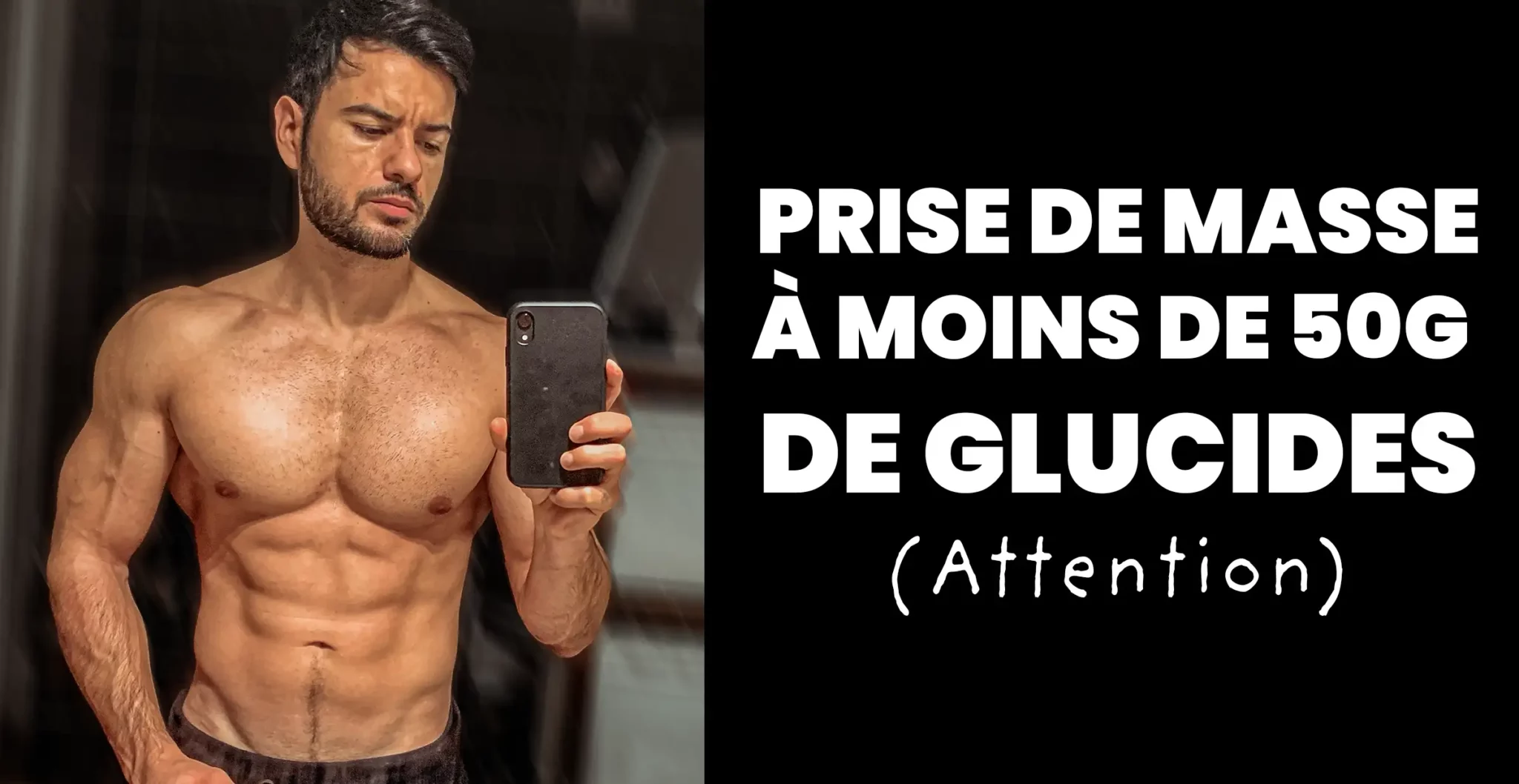 Homme musclé prenant un selfie torse nu, illustrant la prise de masse musculaire avec moins de 50 g de glucides par jour.