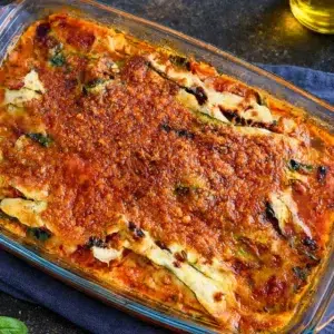 Recette fitness de lasagne sans glucides, gratinée au fromage, préparée sans pâtes, riche en protéines et faible en calories