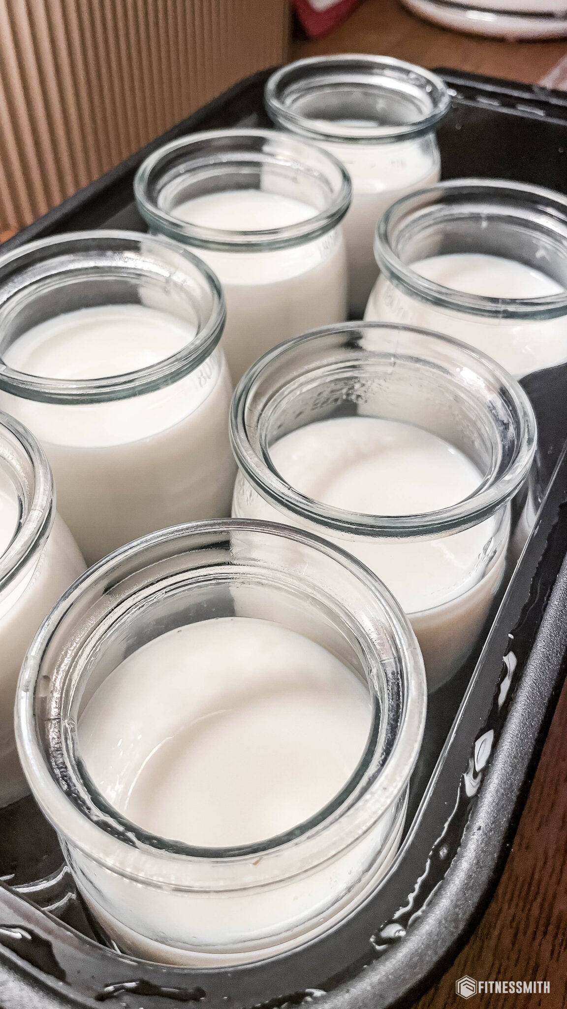 Pots de yaourt probiotique maison en cours de fermentation