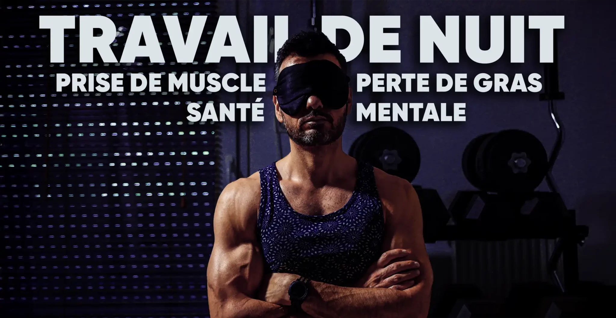 Homme musclé bras croisés, masque de sommeil, s’entraînant la nuit en salle de musculation ; prise de muscle, perte de graisse et santé mentale