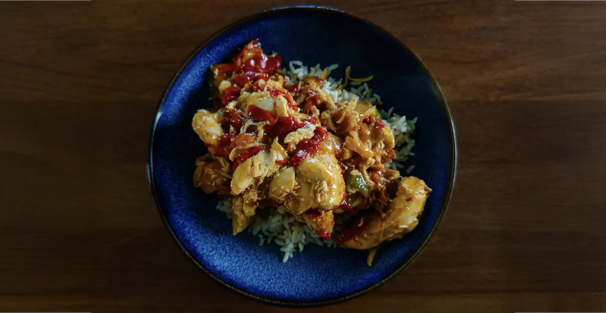 Une recette fitness simple de poulet sucré-salé, riz complet et poivrons. 5 portions à préparer d’avance avec environ 53 g de protéines par repas.