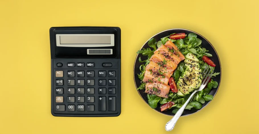 Calculateur en ligne calories et macros pour la musculation, accompagné d’un plat sain à base de saumon et d’avocat