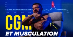 Homme montrant un capteur CGM au triceps avec une courbe de glycémie pendant un entraînement de musculation.