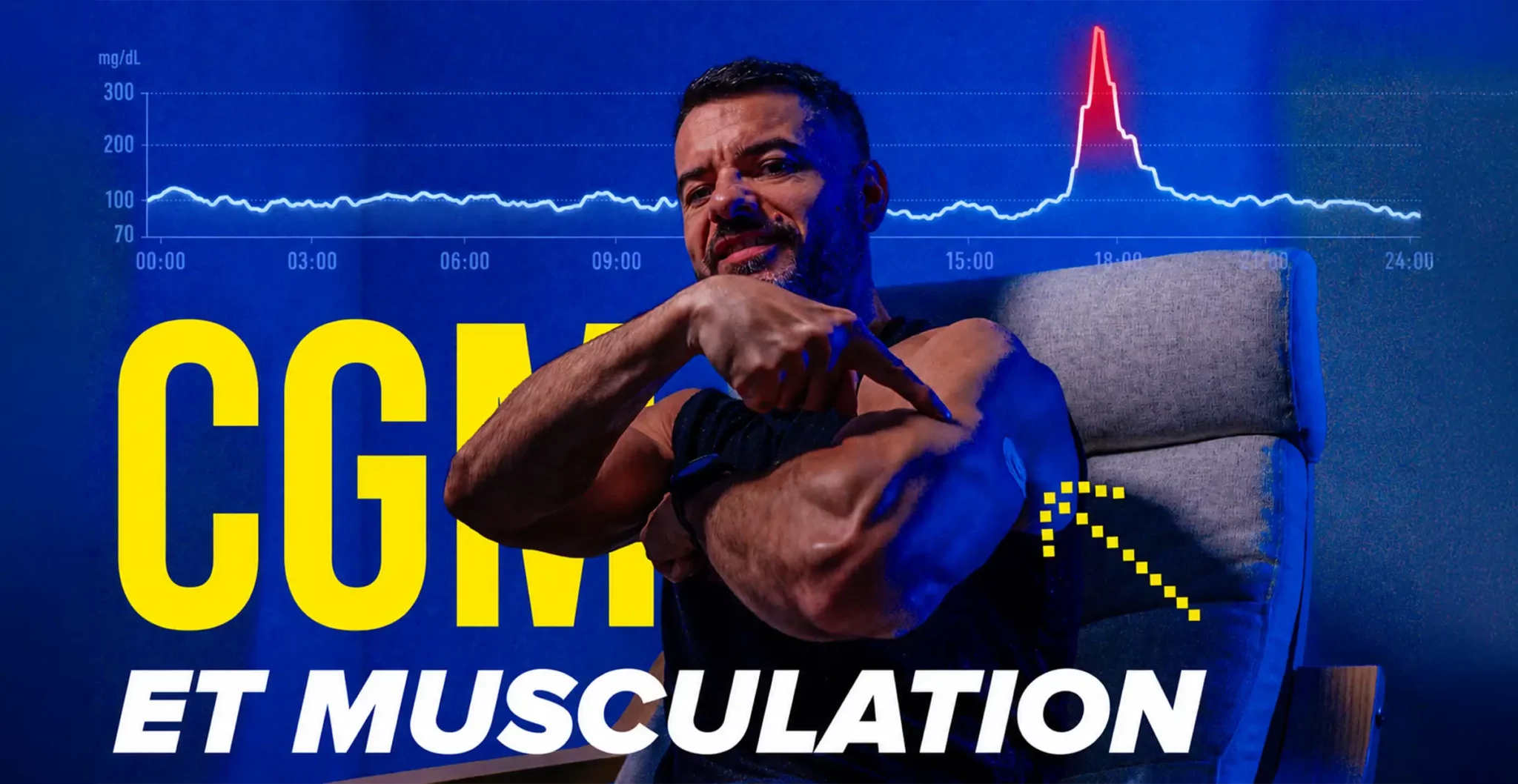 Homme montrant un capteur CGM au triceps avec une courbe de glycémie pendant un entraînement de musculation.