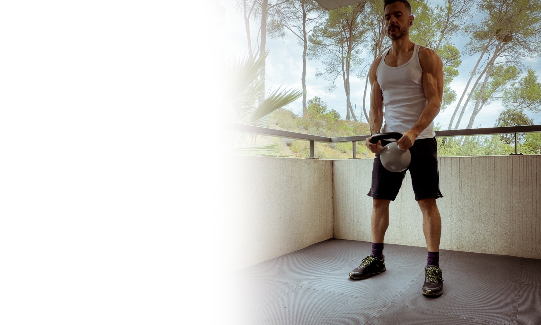 Entraînement de musculation avec une kettlebell sur le balcon Fitnessmith