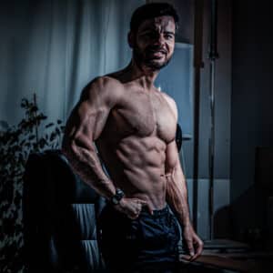 corps homme pas trop musclé