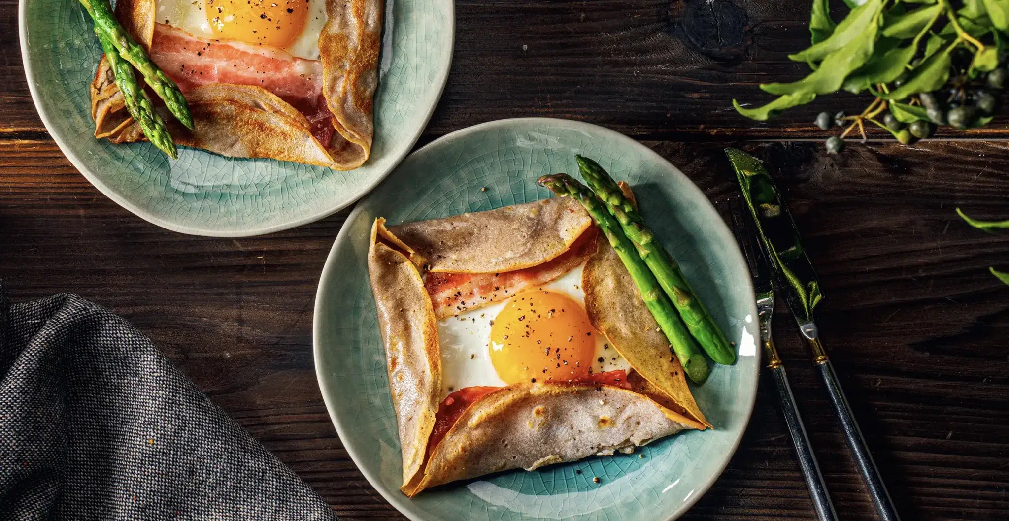 Crêpe de sarrasin sans gluten avec œuf au plat et légumes, recette fitness riche en protéines pour la musculation