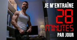 Papa de 40 ans soulevant une kettlebell de 20 kg à la maison lors d'une séance courte de 28 minutes
