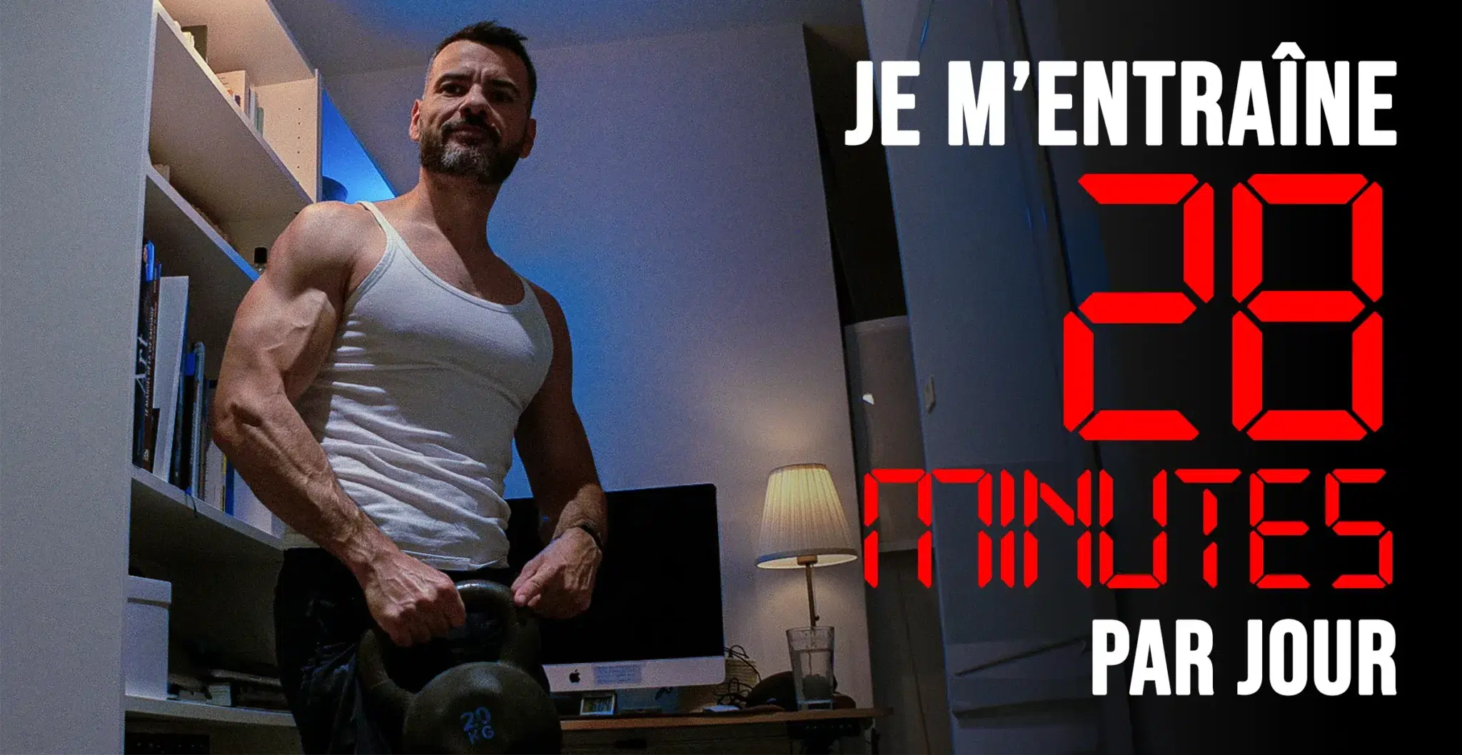 Papa de 40 ans soulevant une kettlebell de 20 kg à la maison lors d'une séance courte de 28 minutes