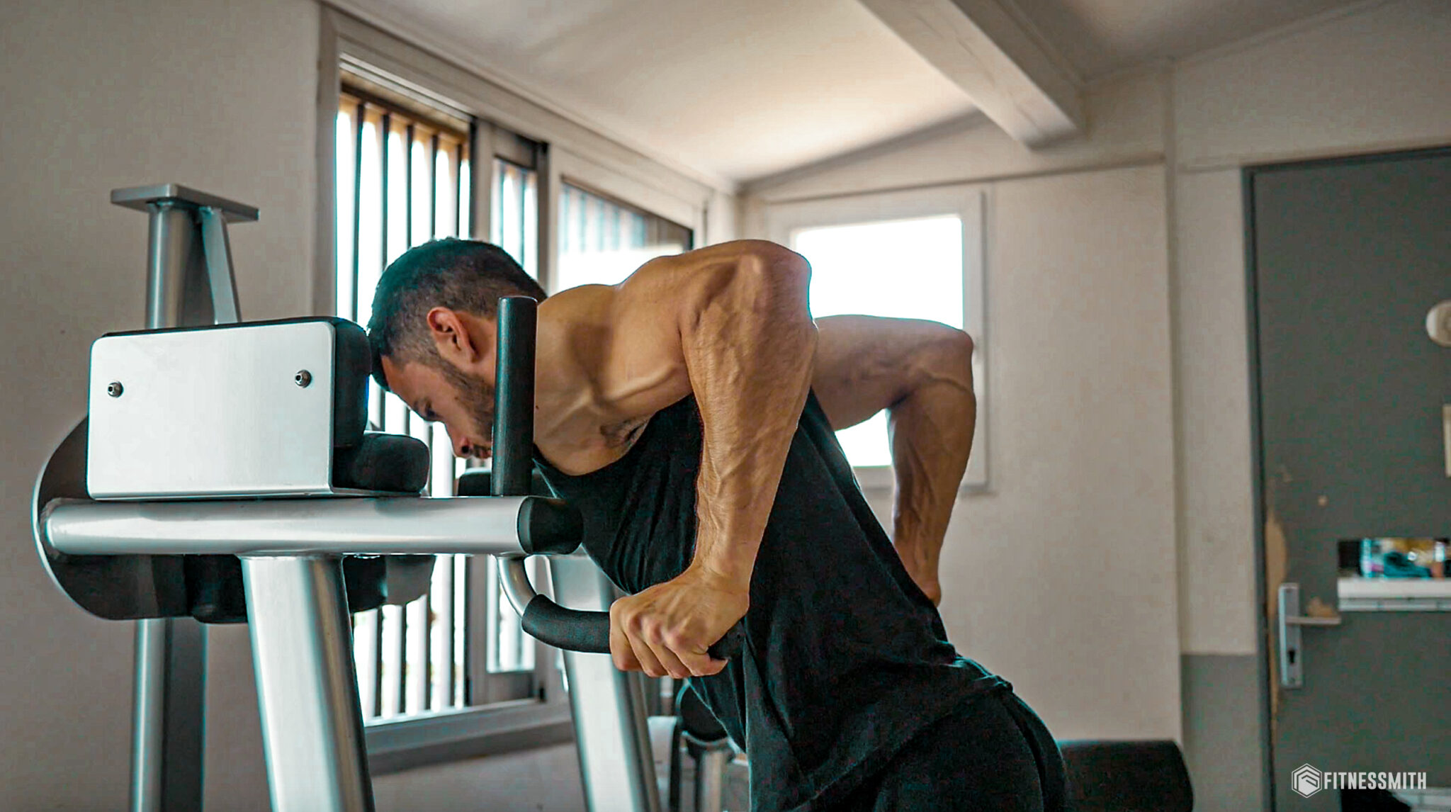 Athlète exécutant des dips pour préserver sa masse musculaire pendant une sèche en musculation.
