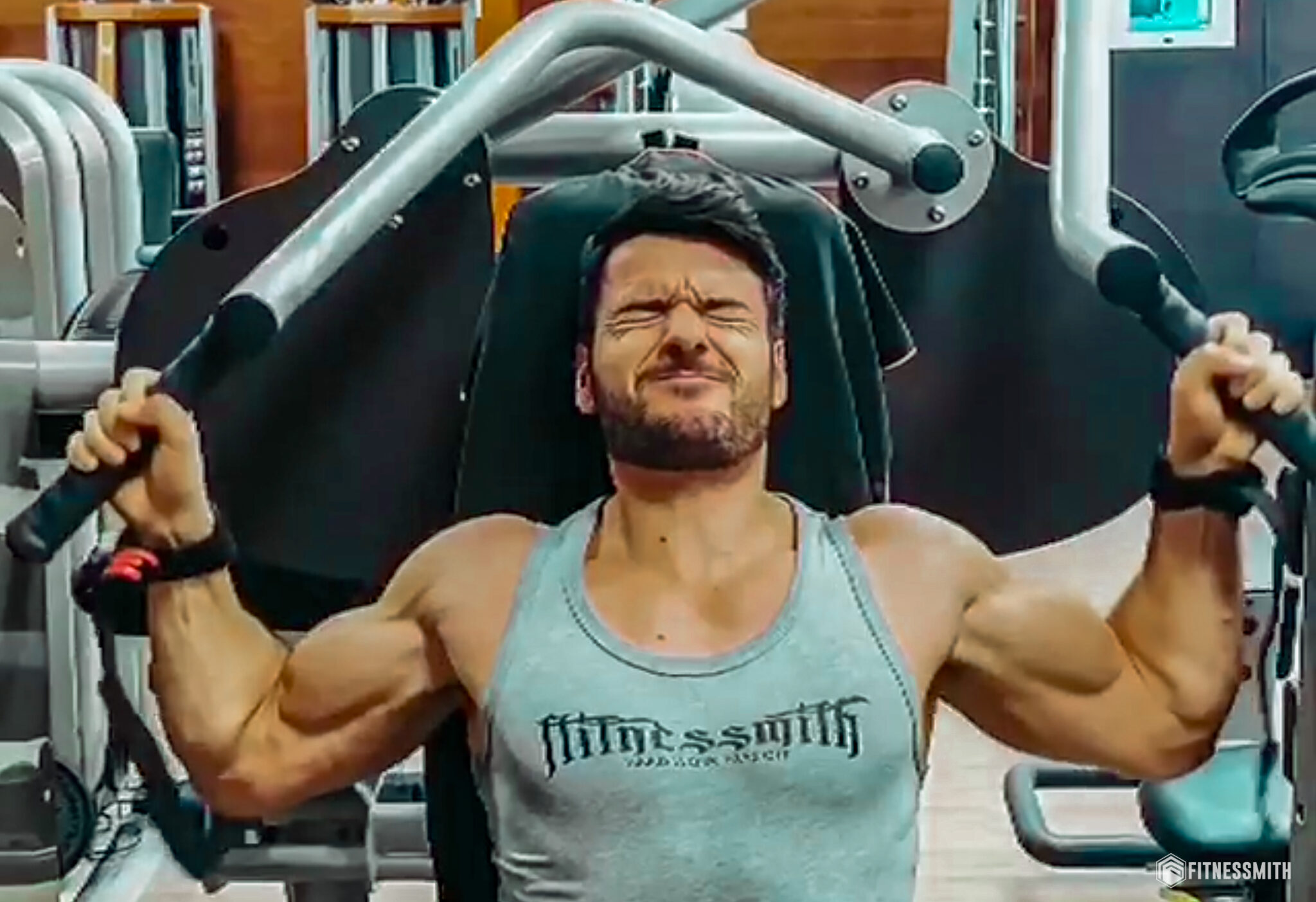 Athlète réalisant un tirage dorsaux sur machine pour maintenir la masse musculaire en sèche.