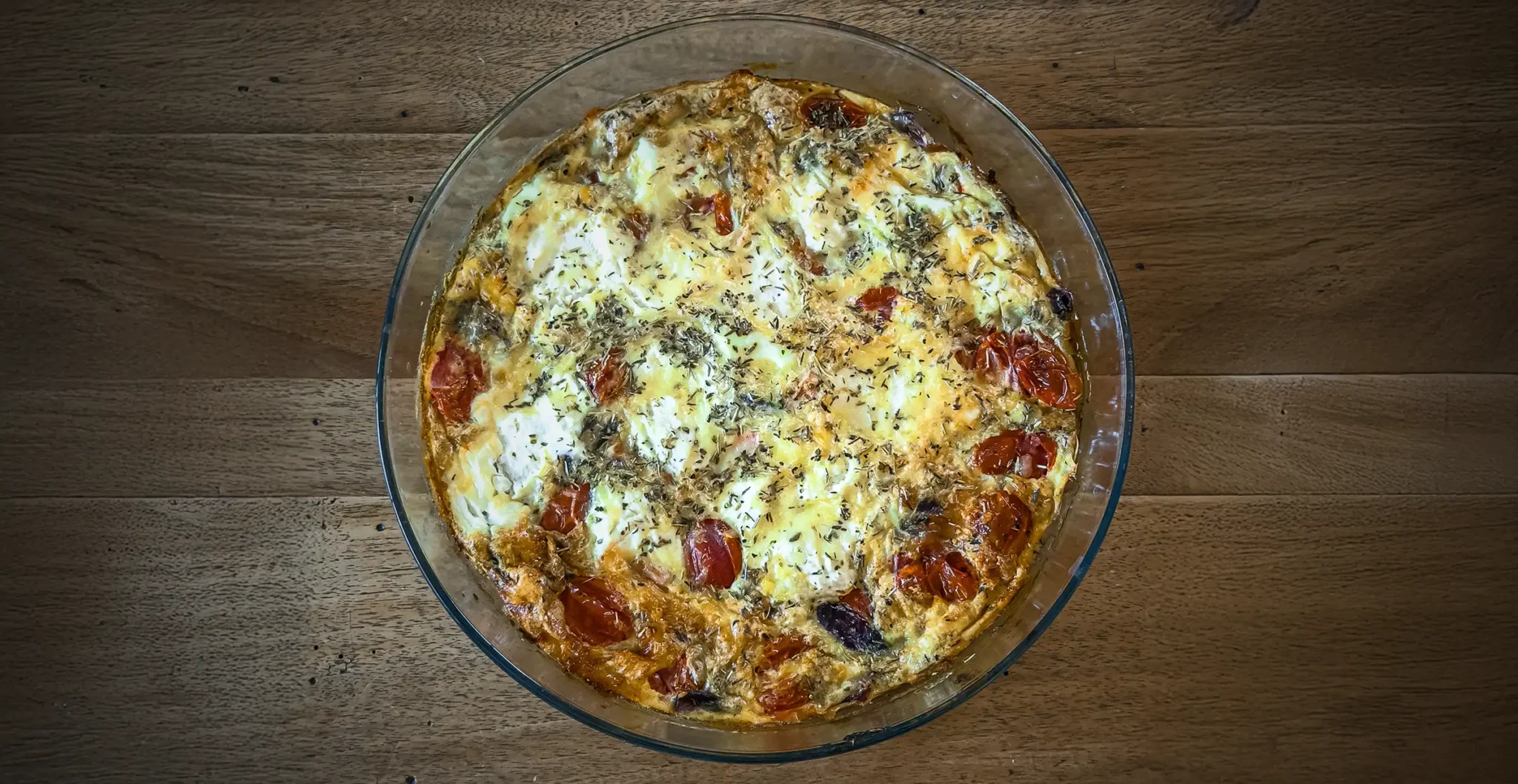 Frittata fitness riche en protéines aux œufs, ricotta, épinards et tomates cerises, recette protéinée faible en glucides cuite au four