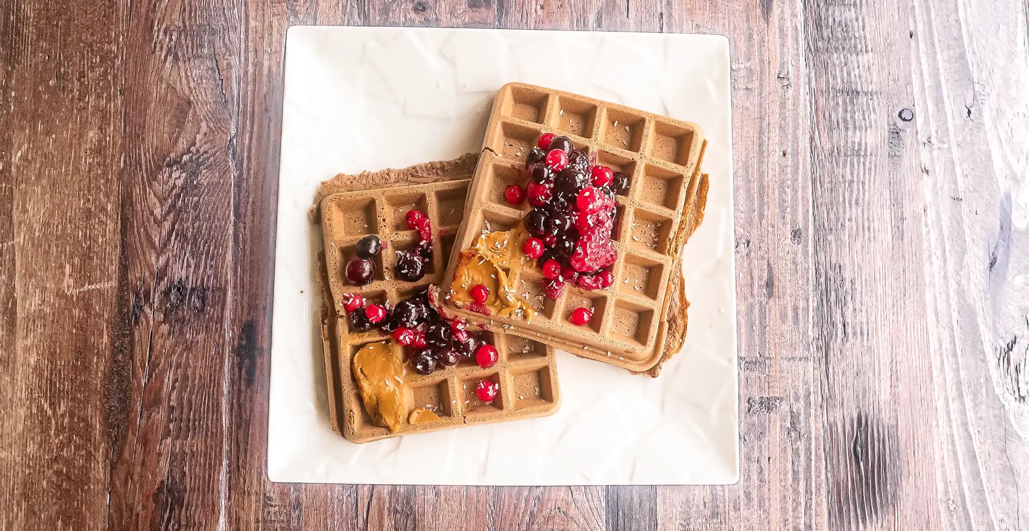 Gaufres cétogènes protéinées maison aux noisettes avec fruits rouges et coco, recette keto sans gluten