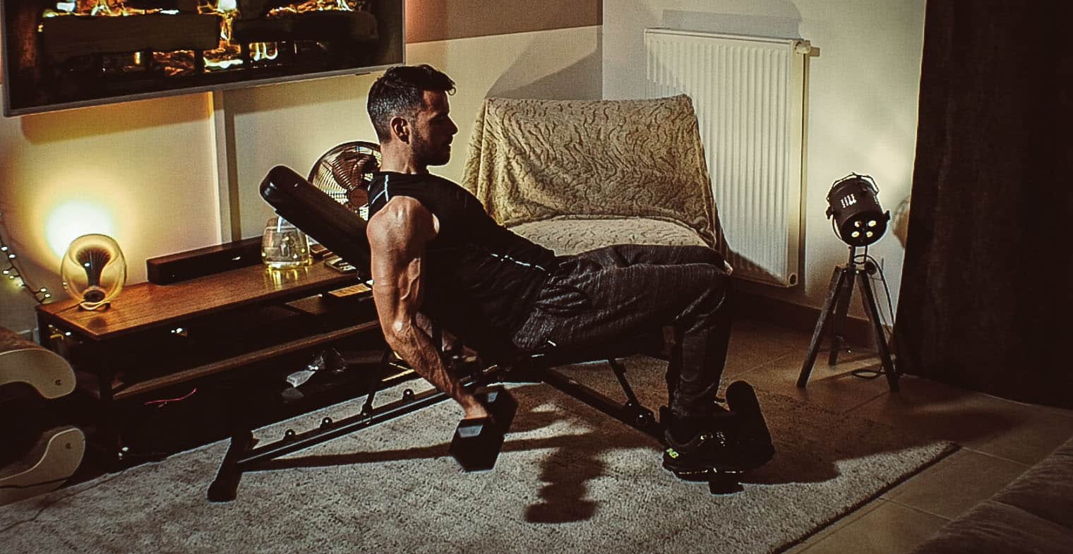 homme fait du sport à la maison