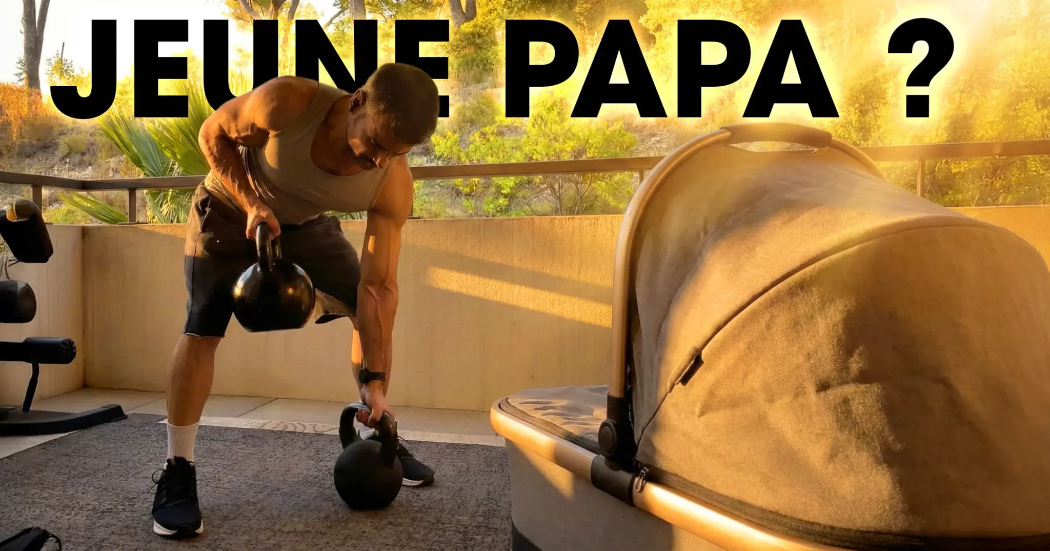 Jeune papa s’entraînant à la maison avec kettlebell à côté du berceau de son bébé pour perdre du ventre après la naissance