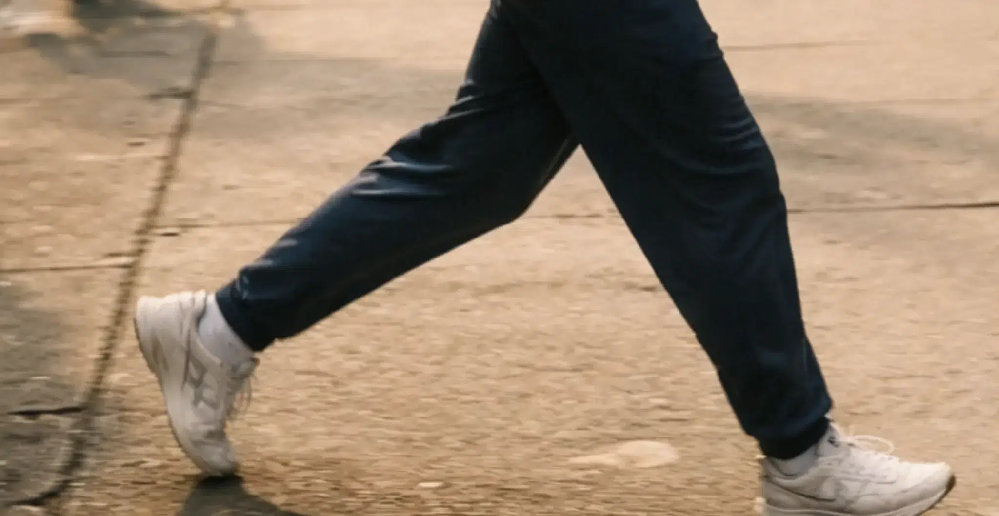 Personne pratiquant la marche japonaise en extérieur avec alternance de 3 minutes rapides et 3 minutes lentes