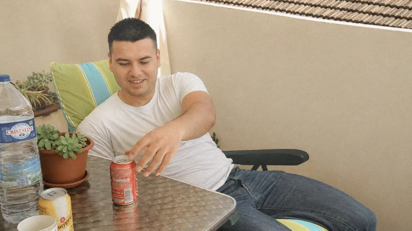 Homme en surpoids buvant un soda, mauvaises habitudes alimentaires avant une sèche