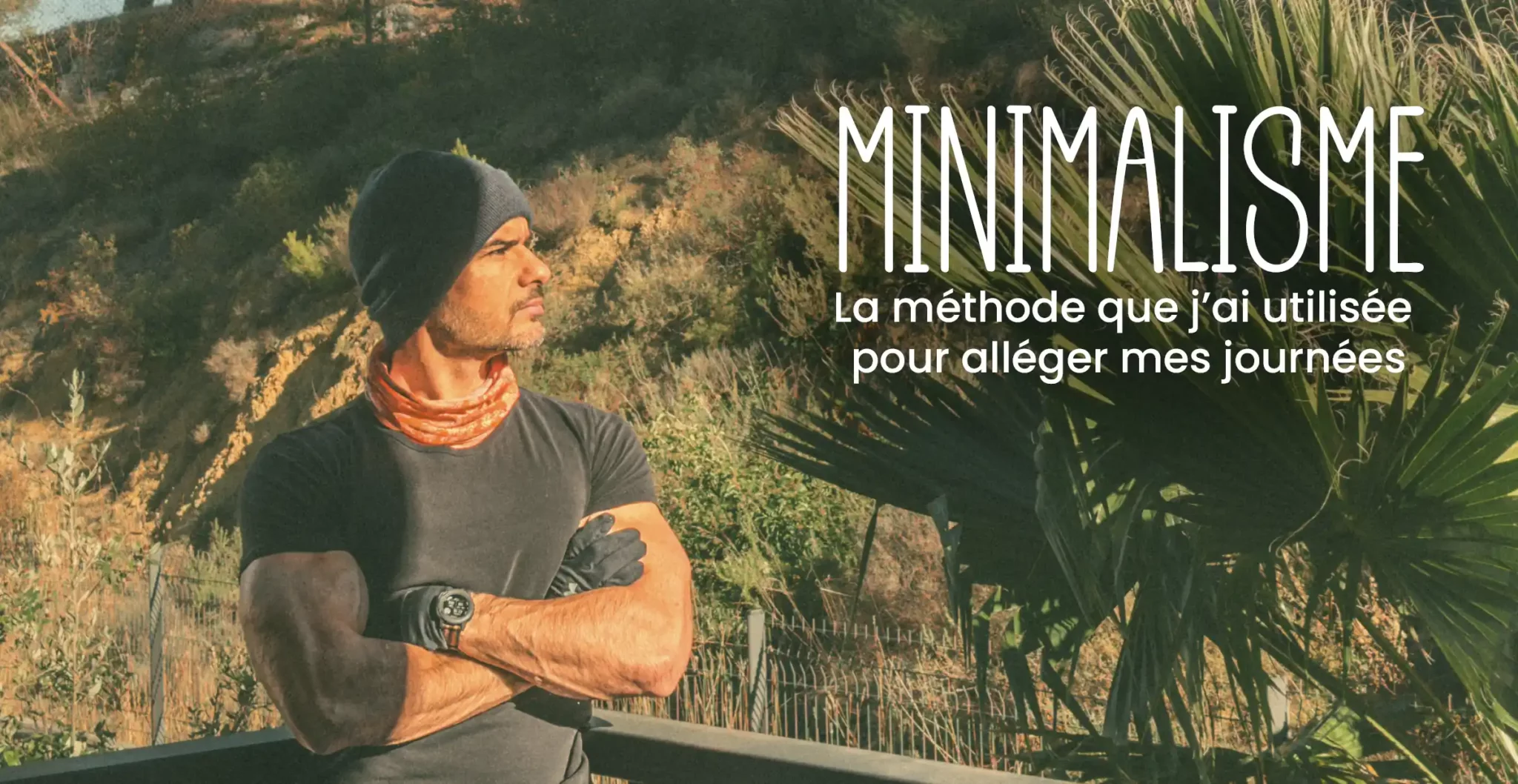 Homme athlétique en extérieur illustrant un mode de vie minimaliste pour alléger ses journées, méthode Fitnessmith.