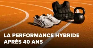 Performance hybride après 40 ans avec chaussures de course, gilet lesté et kettlebell sur une piste d’athlétisme.