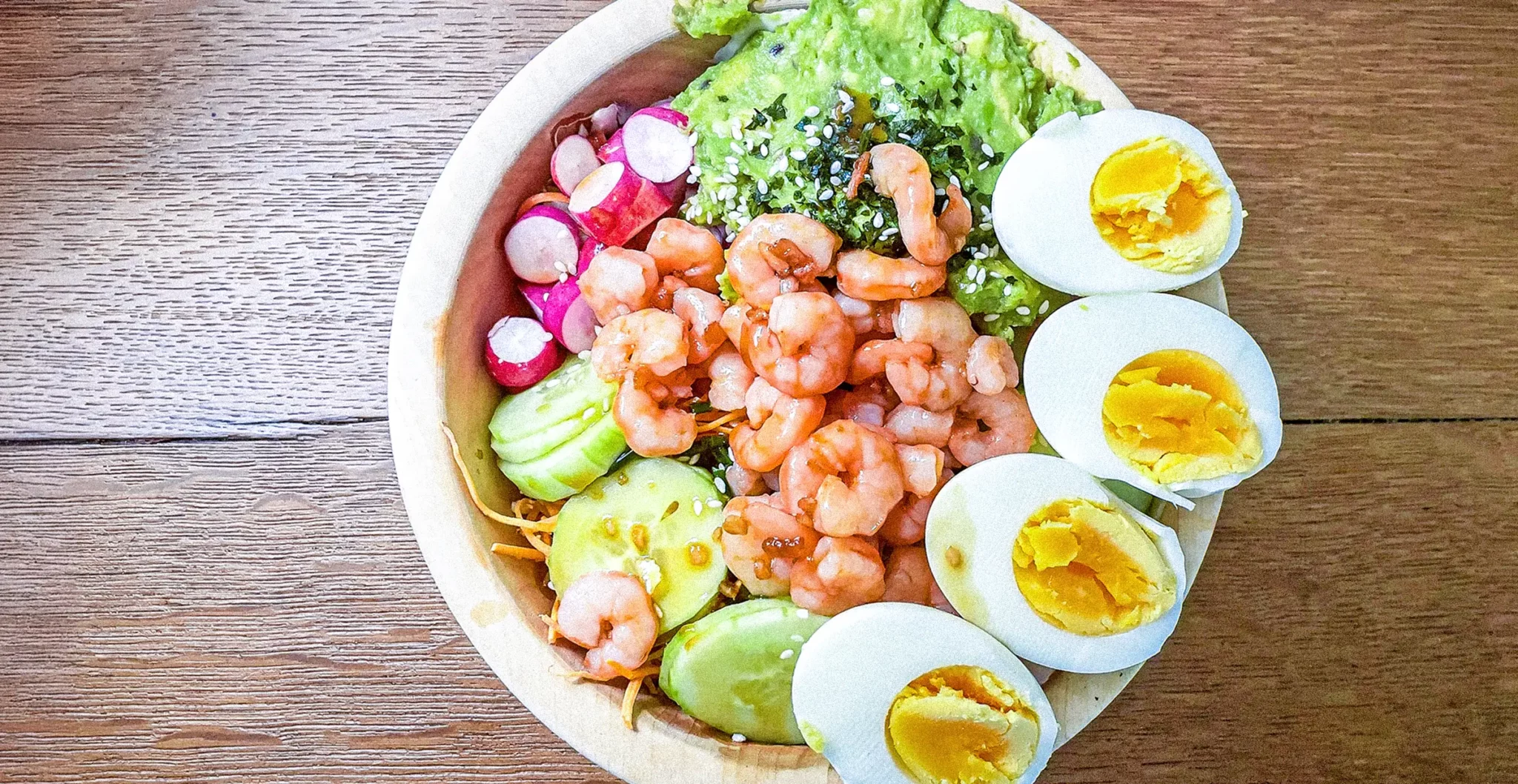Recette fitness protéinée : poke bowl crevettes, œufs durs, avocat écrasé, légumes croquants et vinaigrette maison