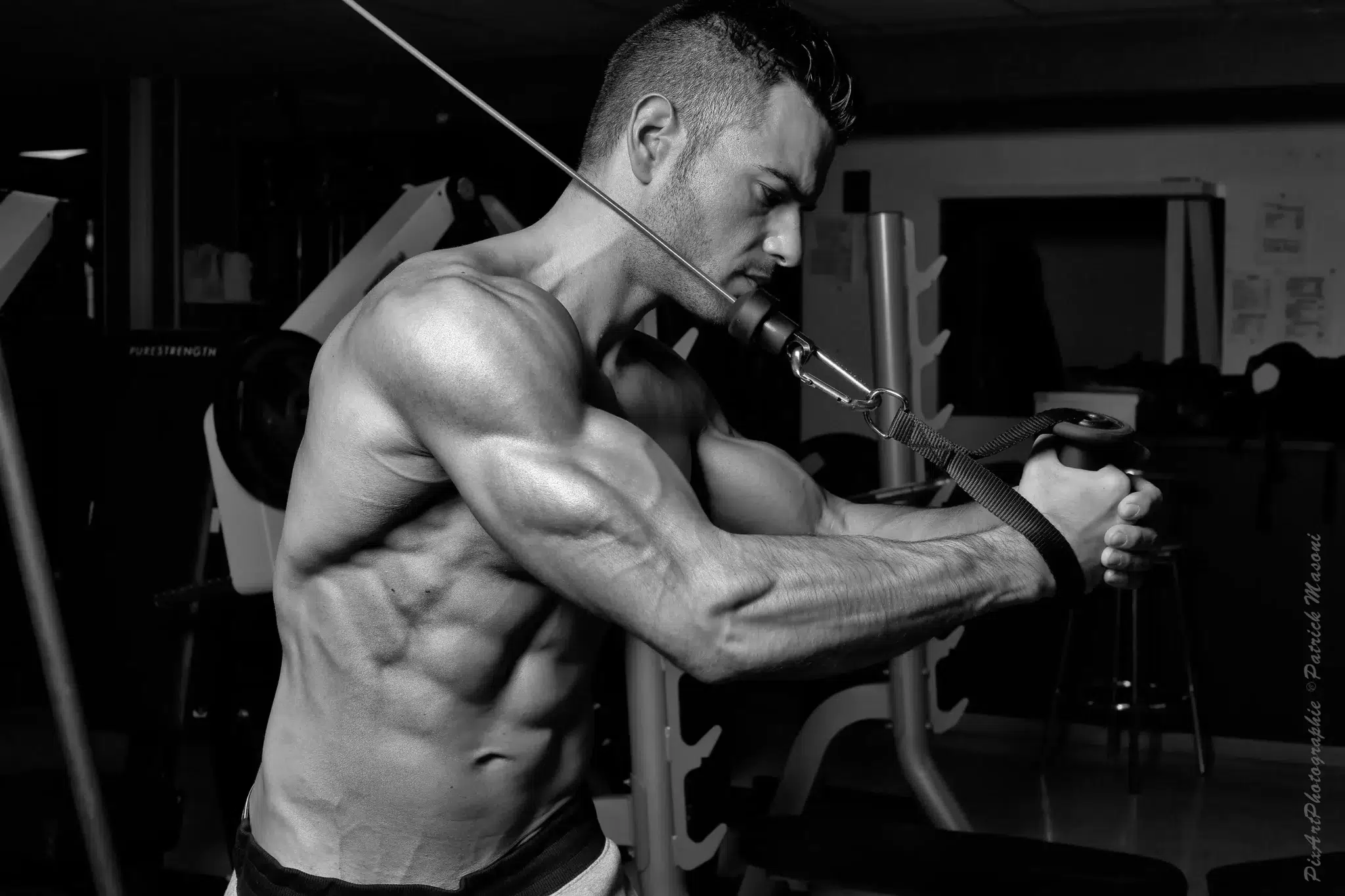 Programme sèche musculation naturelle audio – entraînement en salle avec abdos visibles