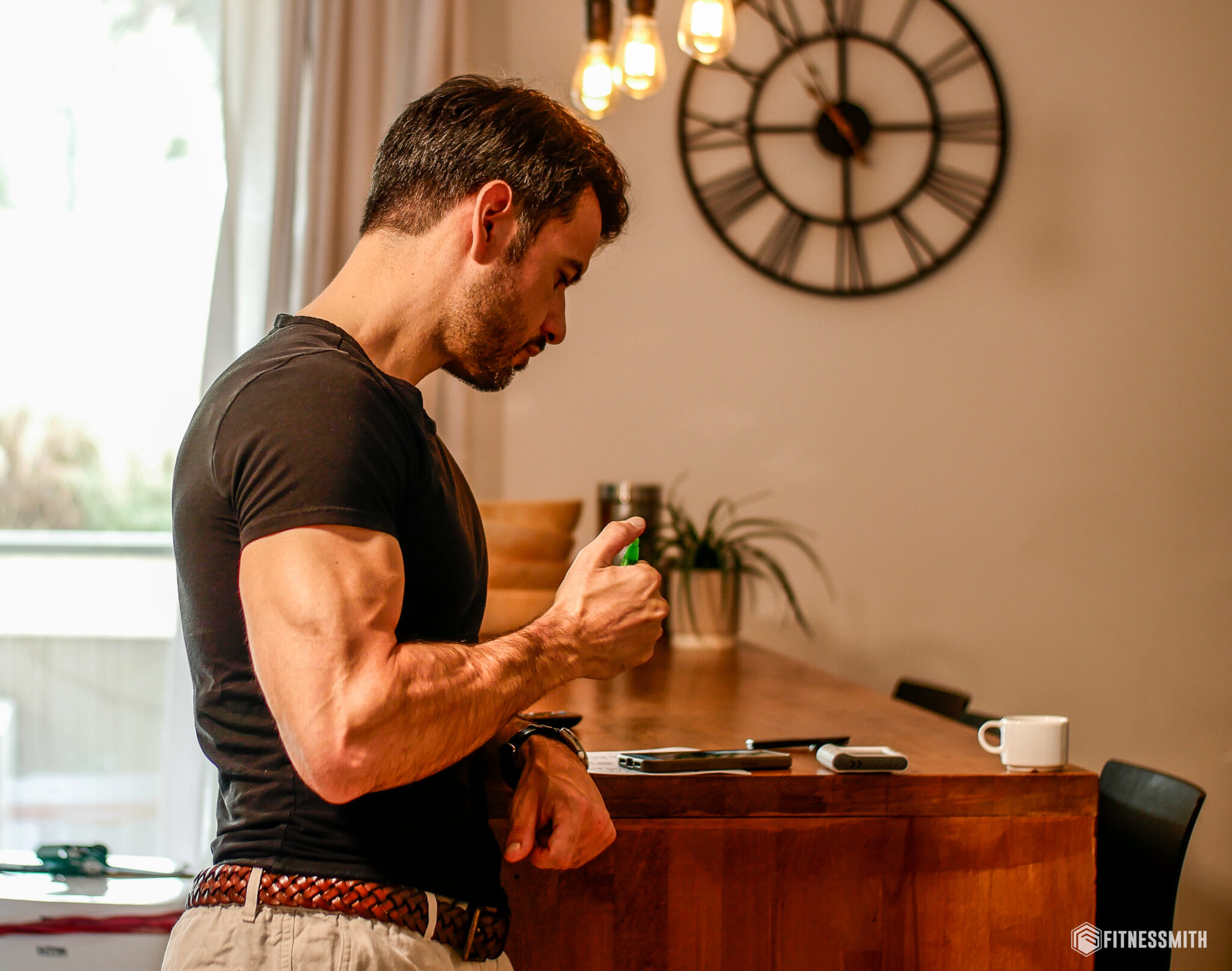 Athlète rédigeant un programme de nutrition pour optimiser une sèche et préserver la masse musculaire.