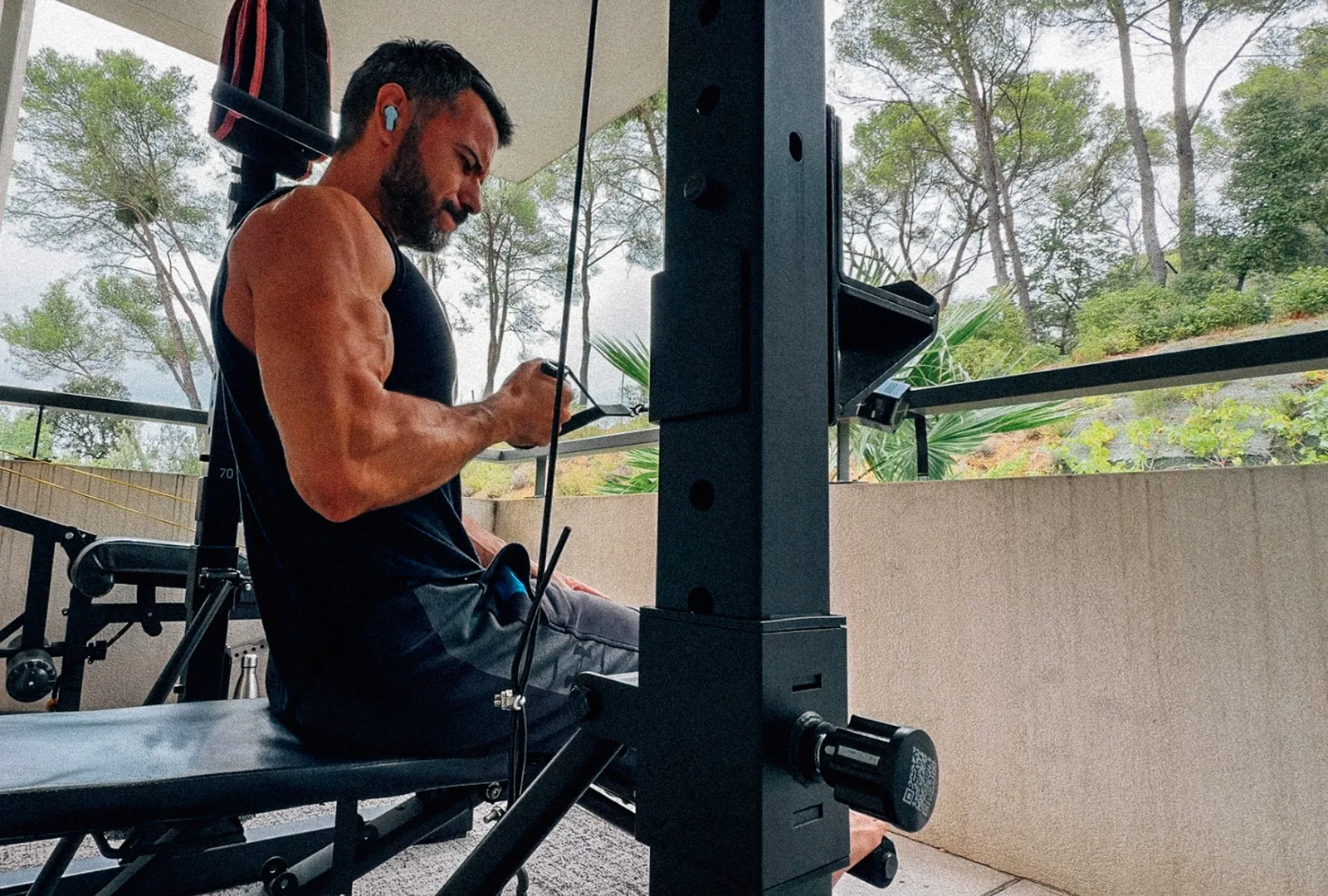 Rowing assis avec la poulie Rayofi Go-Tone Pro
