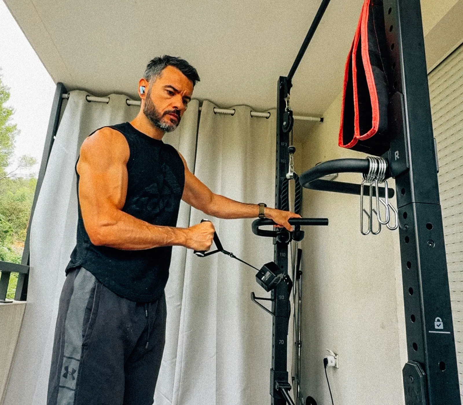 Extension des triceps avec le Rayofi Go-Tone Pro fixé en hauteur