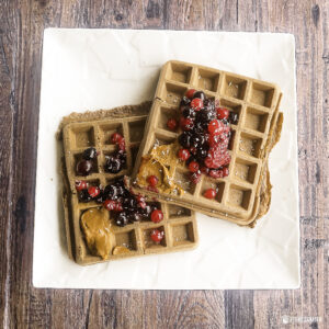 Gaufres protéinées keto paléo avec fruits rouges et coco
