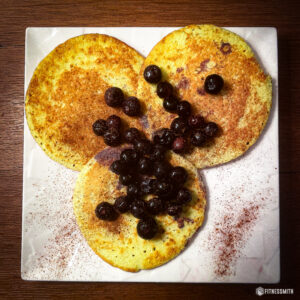 Pancakes cétogènes moelleux garnis de myrtilles pour un petit-déjeuner sans glucides.