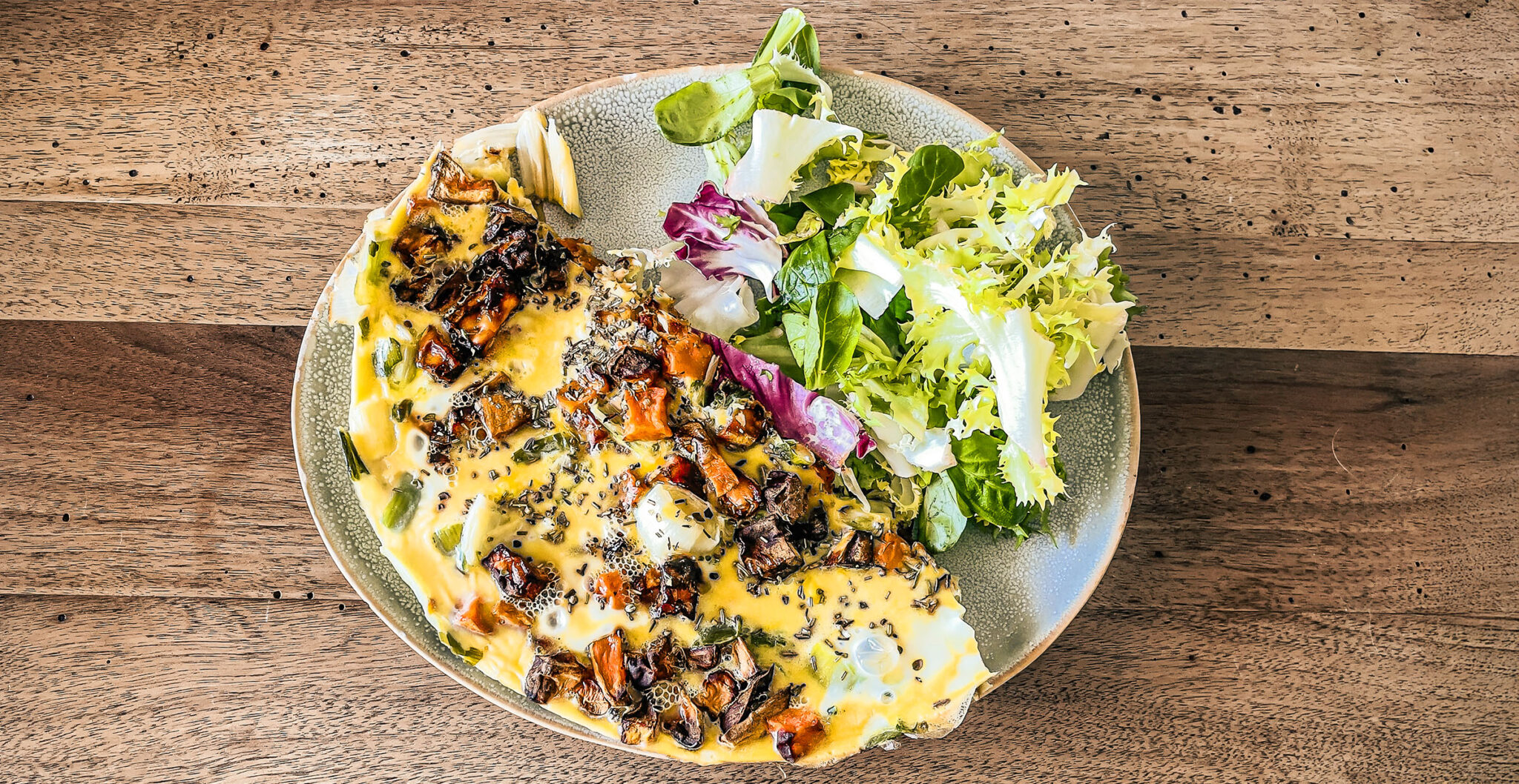 Omelette patate douce et poireau à la poêle, accompagnée d’une salade verte