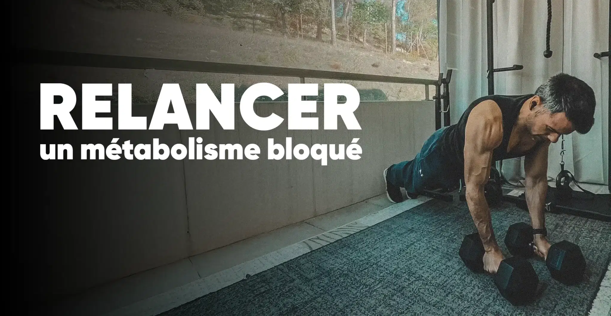 Homme musclé faisant des pompes sur haltères pour relancer un métabolisme bloqué