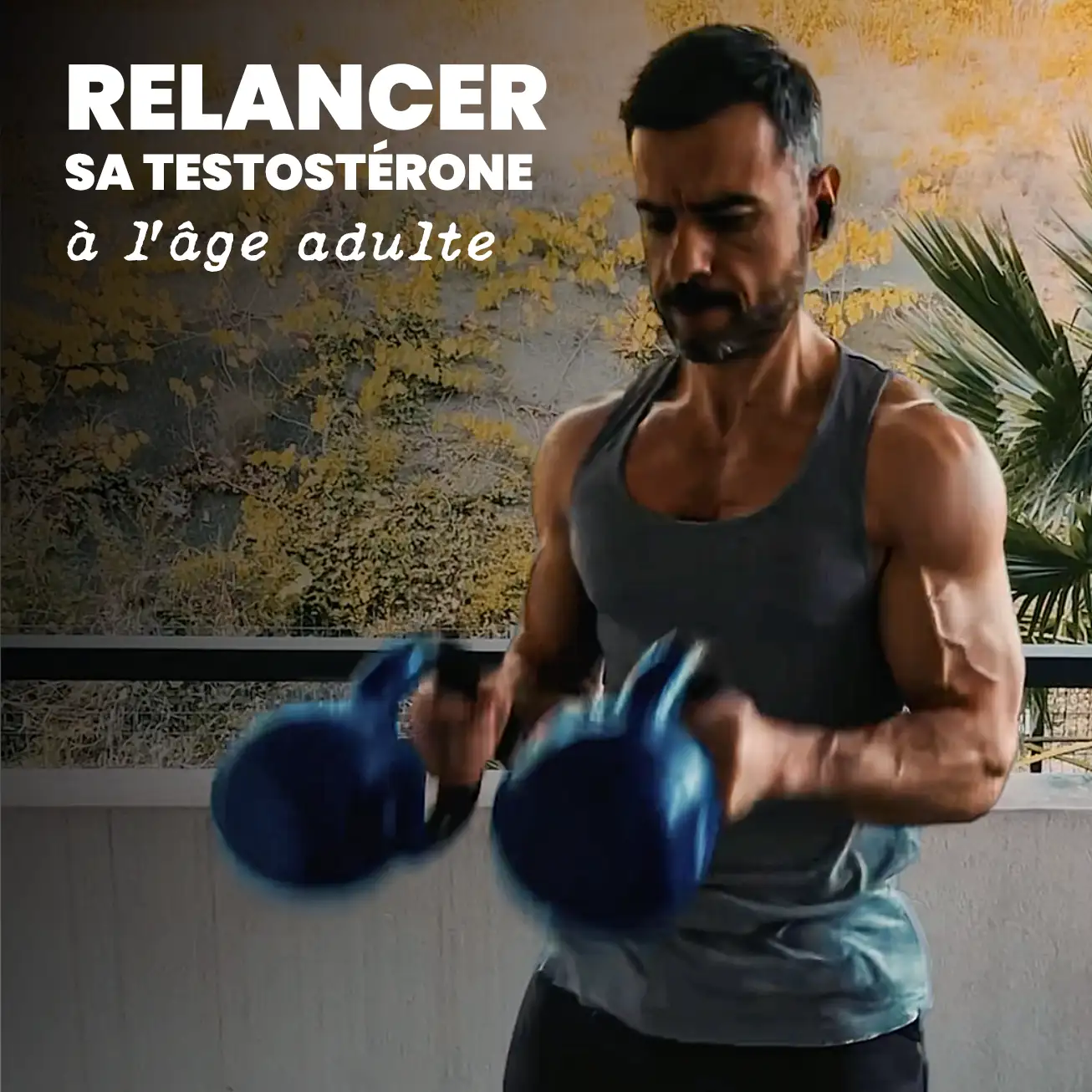 Homme musclé d’une quarantaine d’années s’entraînant avec deux kettlebells bleues sur un balcon, illustrant la relance naturelle de la testostérone à l’âge adulte grâce à la musculation et une hygiène de vie saine.