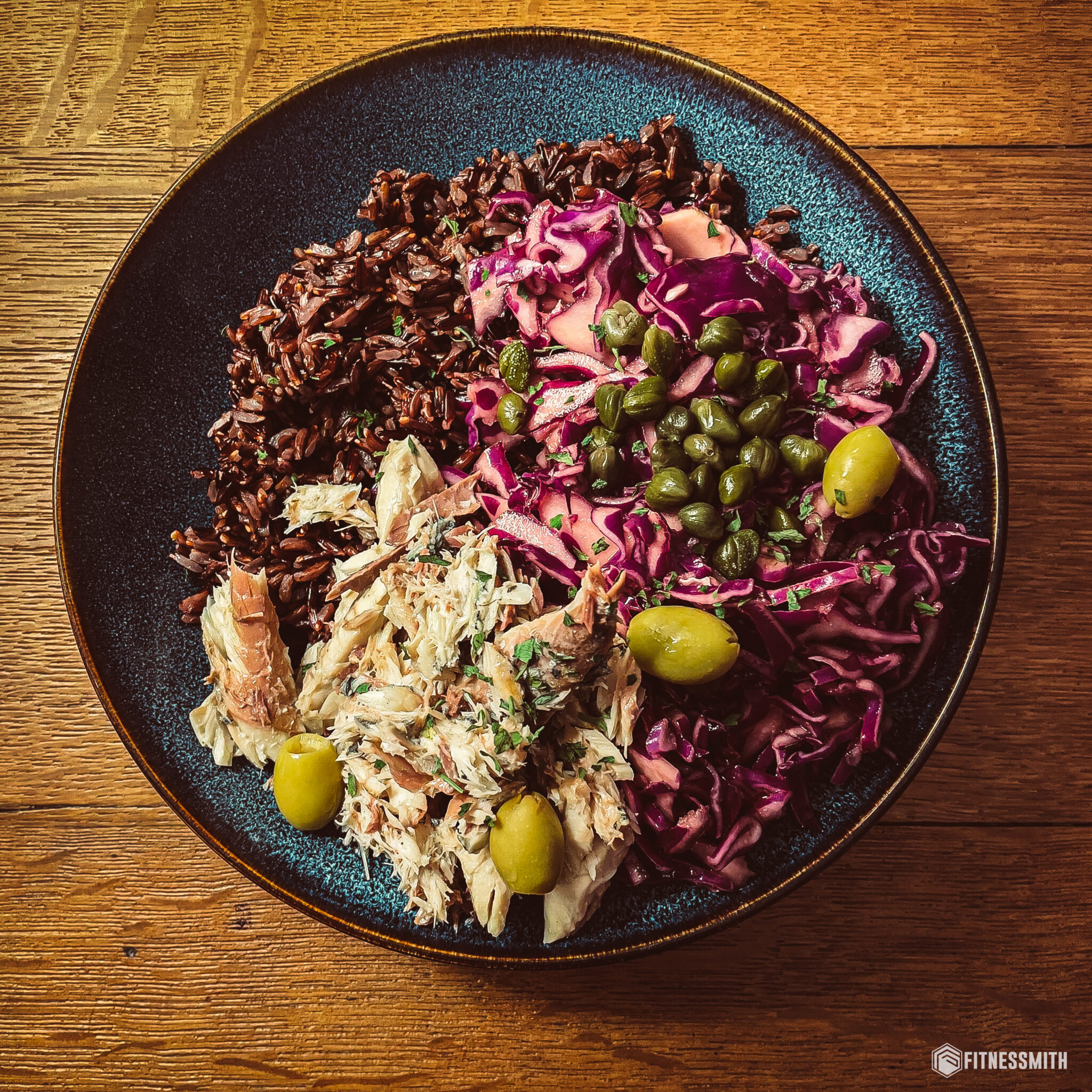 Assiette équilibrée avec riz noir, maquereau, chou rouge, câpres et olives – un repas idéal pour sécher sans compter ses calories.