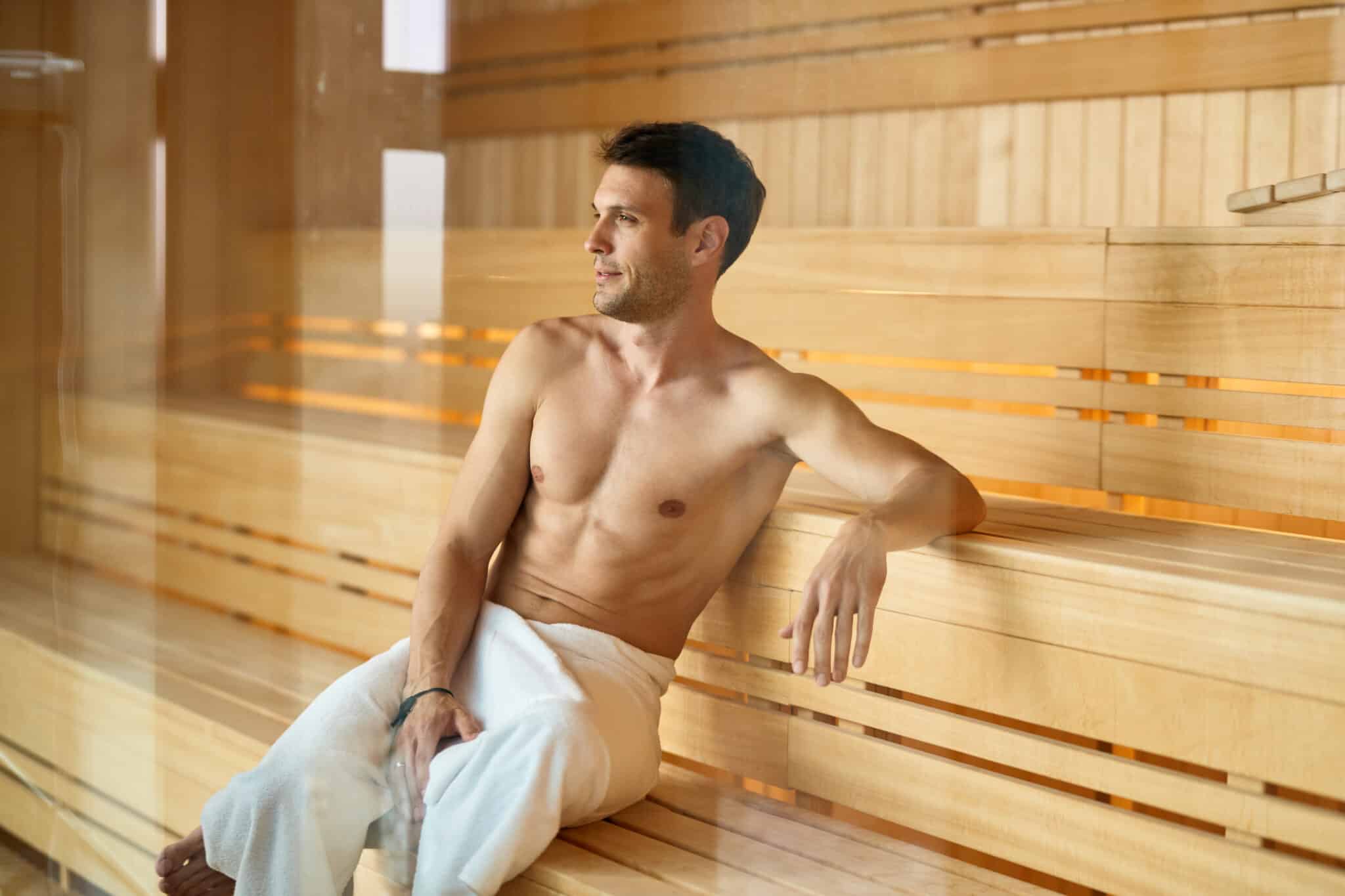 homme dans sauna