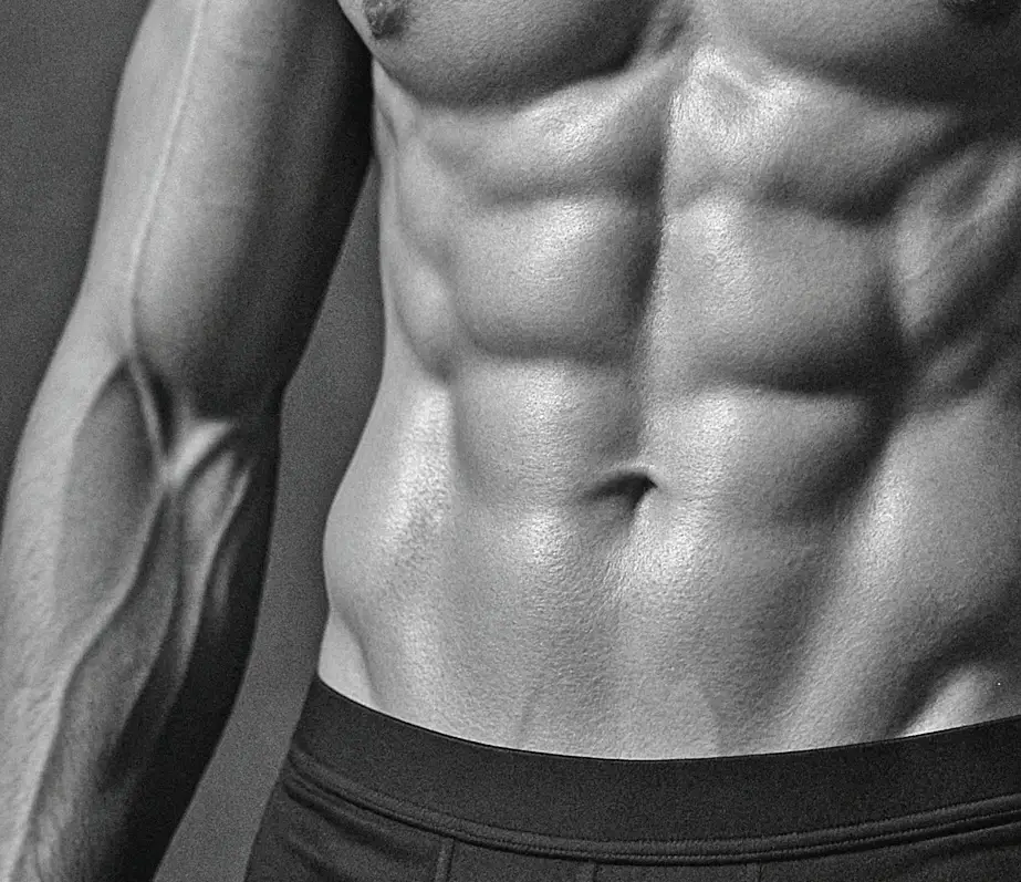 Abdominaux dessinés d’un homme sec après une sèche musculaire réussie