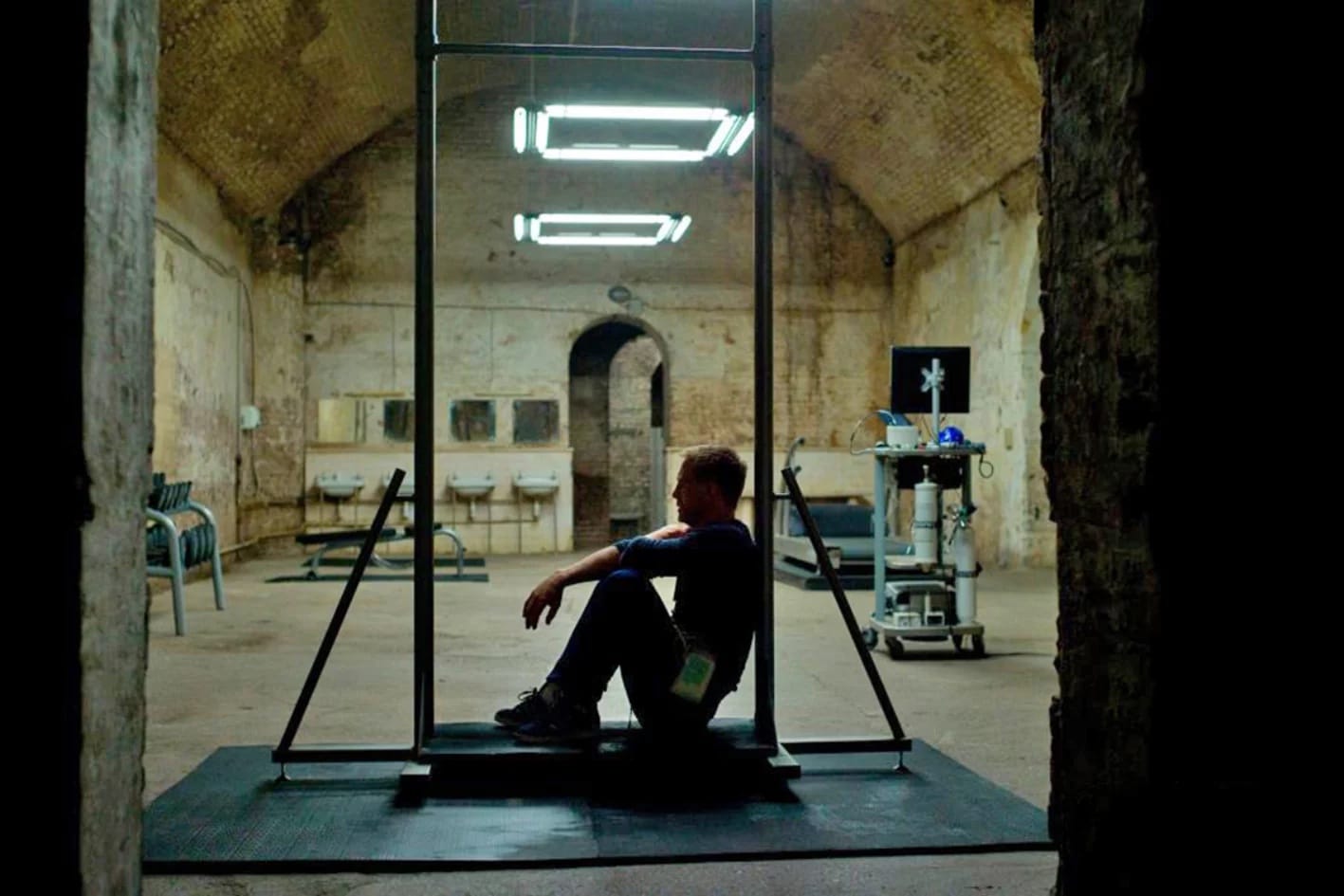 Bond, après le test de remise en forme dans le QG provisoir du MI-6 dans Skyfall